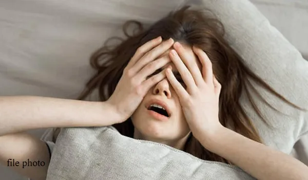 रात में पांच घंटे से कम नींद से बढ़ सकता है जानलेवा बीमारियों का खतरा- रिपोर्ट 